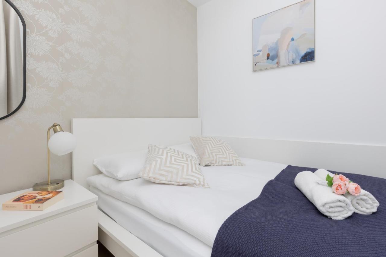 Warszawa Srodmiescie Bonifraterska Apartments By Noclegi Renters Exteriör bild
